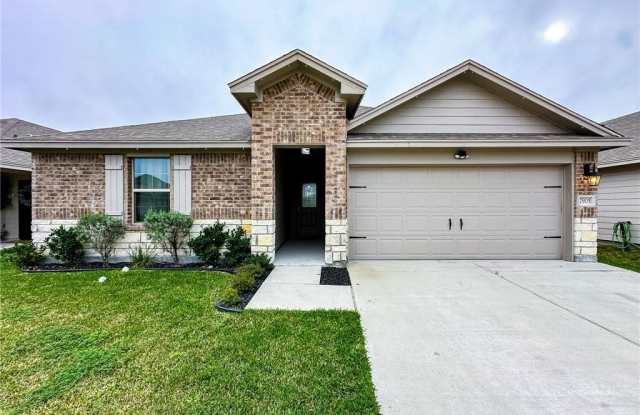 7905 Bullrider Dr - 7905 Bullrider Drive, Corpus Christi, TX 78414