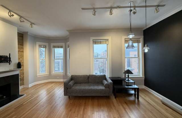 1049 W Altgeld Street