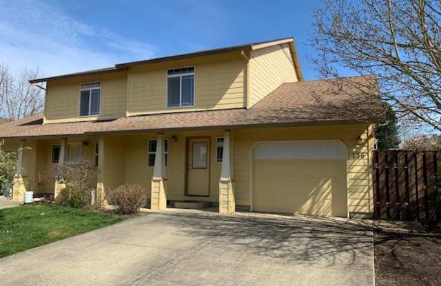 Completely renovated 3 Bed, 2.5 Bath Townhouse in McMinnville- Pets on Approval, Landscaping Included