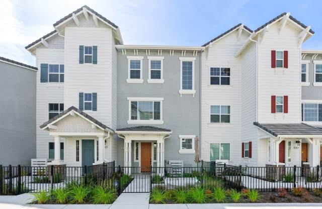 Updated 3 bed 2.5 bath Townhome available to rent