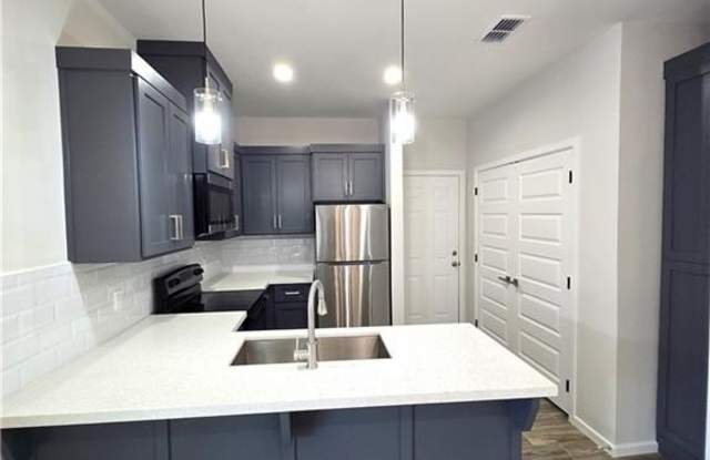 913 N Clarence Avenue