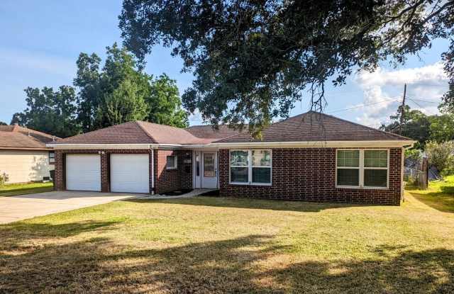 2900 Graves Avenue, Groves, TX 77619