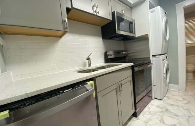 Large Brand New - One Bedroom (2 blocks from Historic Distr.)