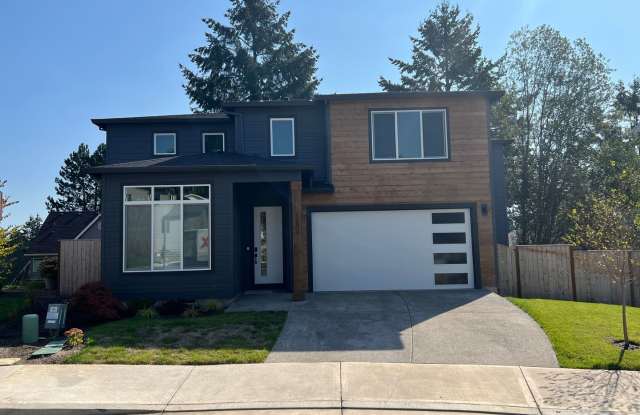 *Contemporary Home, Stylish Luxury, Central Air, Pet Friendly, Fenced Yard