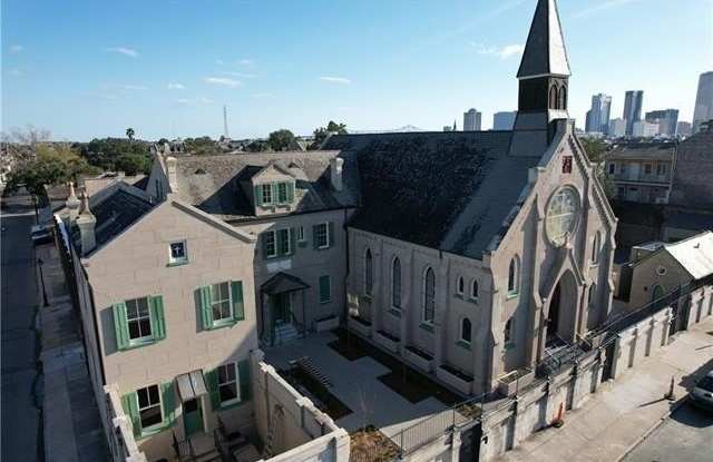 1022 BARRACKS Street