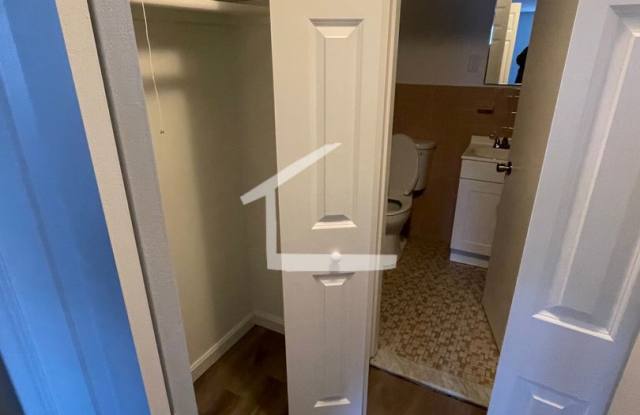 Huge top floor apartment in Arlington!