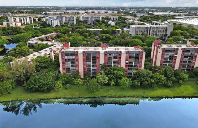 2206 S Cypress Bend Dr