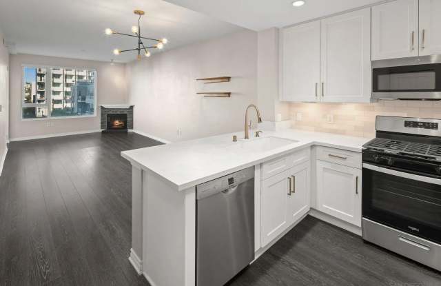 Photo of 300 W Beech St unit: 505