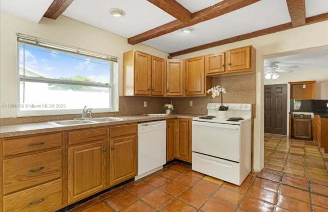 Photo of 4421 SW 73rd Ter