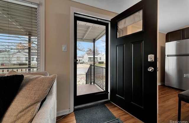 1760 E HAZELHURST Street