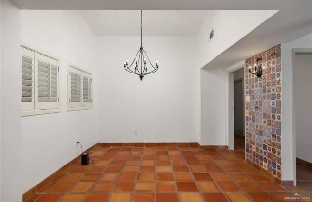 800 E Dallas Avenue unit: 7