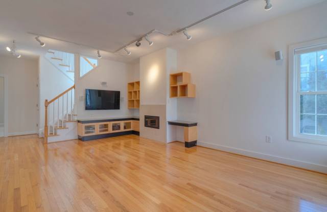 1122 Brook Circle | 5 Bed 3.5 Bath