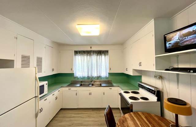 Kaimuki: 3 Bed, 2 Bath House w/ 2 Car Garage and Den