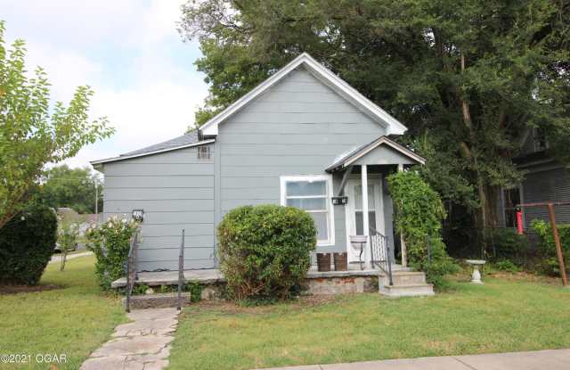 1424 S Moffet