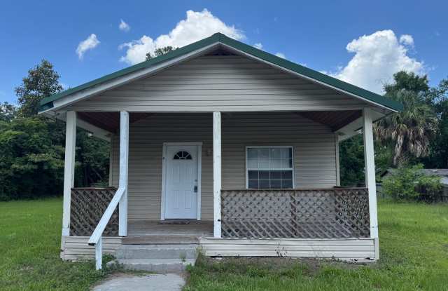 Charming 3 bedroom, 2 bath Florida Cracker-style home in Lake City