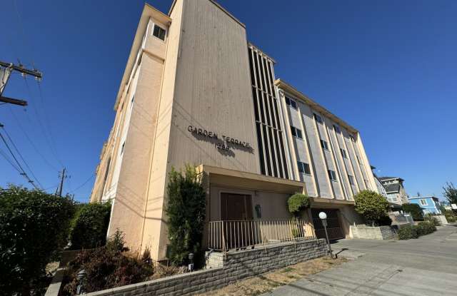 1 Bedroom/ 1 Bathroom Top Floor Unit in San Leandro