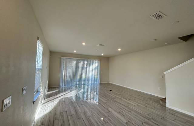 Upgraded 3BD/2.5BA Corner Lot Townhome in Orlando!