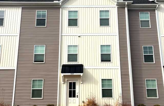 FIRST MONTH FREE - Bright 3BR 2.5BA Home w/ Full Appliance Kitchen • Garage Parking in Mooresville