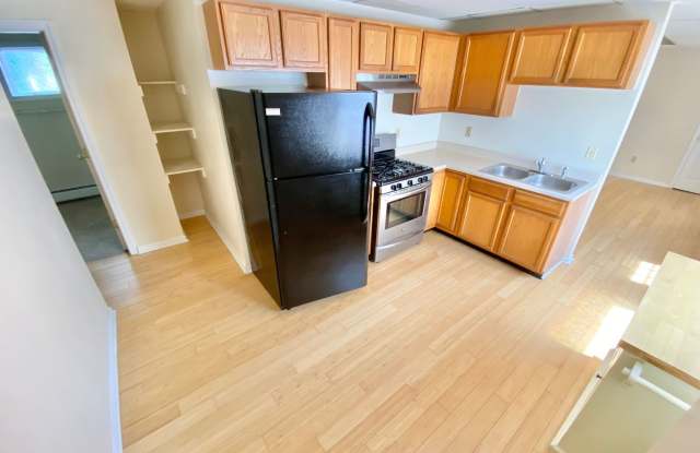 3 Bedroom in Burlington w/ LAUNDRY, OFF STREET PARKING, STORAGE Available NOW!
