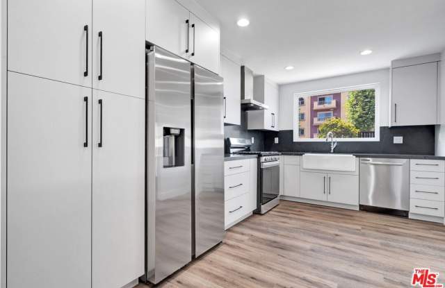 Photo of 11611 Burbank Blvd unit: 11611