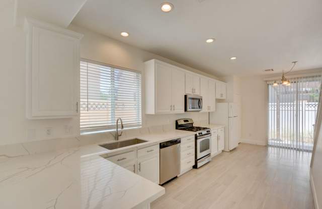 2 Story 2 Bedroom Gated Community Amazing Location