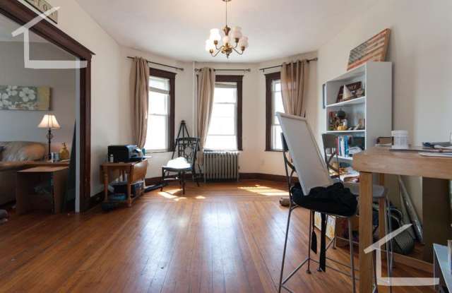 Photo of Huge 4 bed in Oak Square