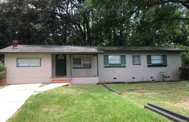 3/2.5 House with large yard walking distance to campus - 201 North Lipona Road, Tallahassee, FL 32304