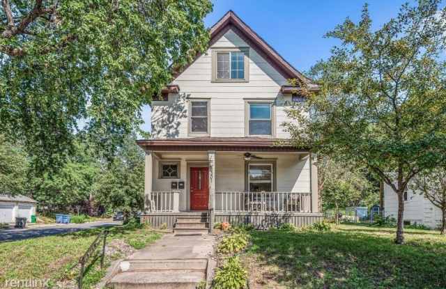 3301 22nd Ave S 2