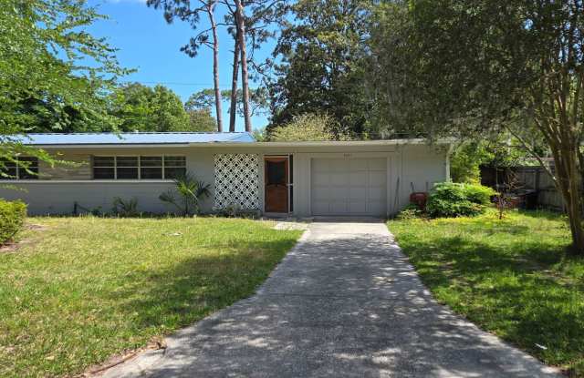 Adorable 3/2 fenced home with bonus room photos photos