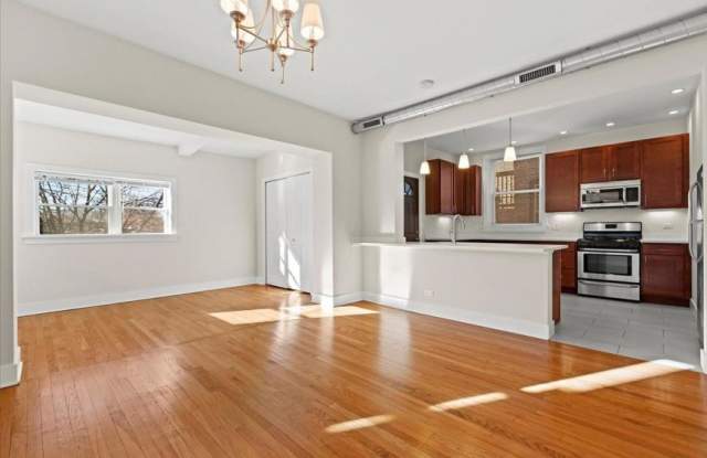 Photo of 4912 N Washtenaw Avenue