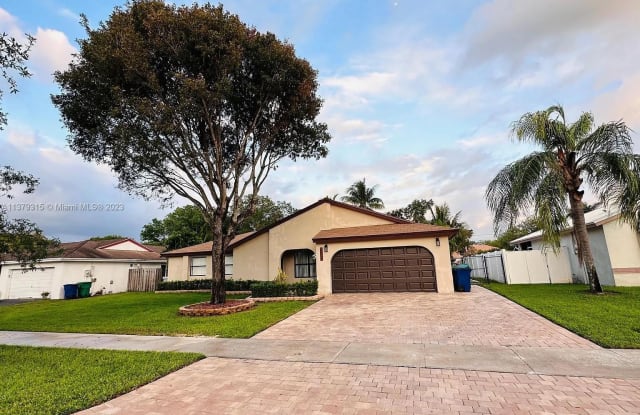 4804 SW 118th Ter - 4804 Laurel Oaks Drive, Davie, FL 33330