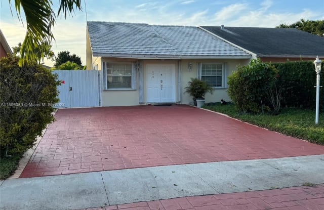 842 SW 89th Ave - 842 Southwest 89th Avenue, Westchester, FL 33174