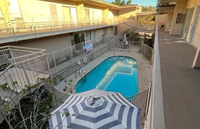 Move-In Special! Charming Upstairs 1BD/1BA in Prime Burbank – Pool & Courtyard Setting!