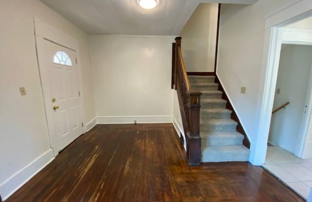 University Park 3BR w/ First-Floor Bedroom, Hardwood Floors, Off-Street Parking — ~0.7 mi to Akron University