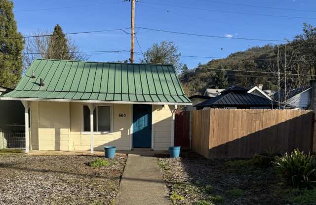 Photo of West Roseburg 2 Bedroom home with fenced yard