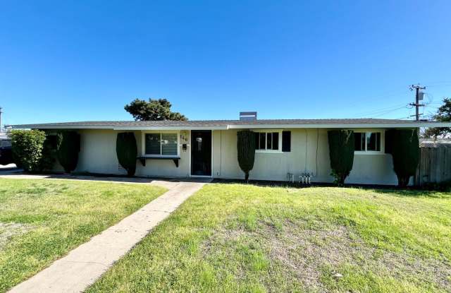 Charming 3 Bed 2 Bath in Clovis! - 146 San Gabriel Avenue, Clovis, CA 93612