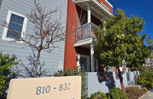 3bd/2.5ba Condo w/ Attached Garage