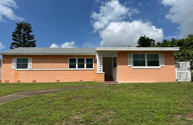 3-Bedroom, 2-Bath Home Just Steps from the Beach – Daytona Beach