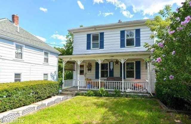 17 1/2 Domenick St - 17 1/2 Domenick Street, Milford, MA 01757