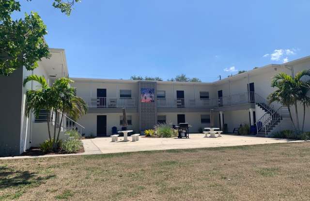 Lovely 2/1 apartment move in now-