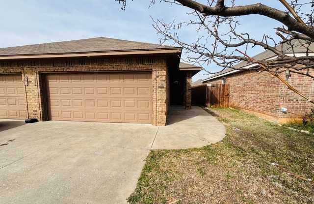 3 Bedroom 2 Bath Duplex with 2 car Garage!!