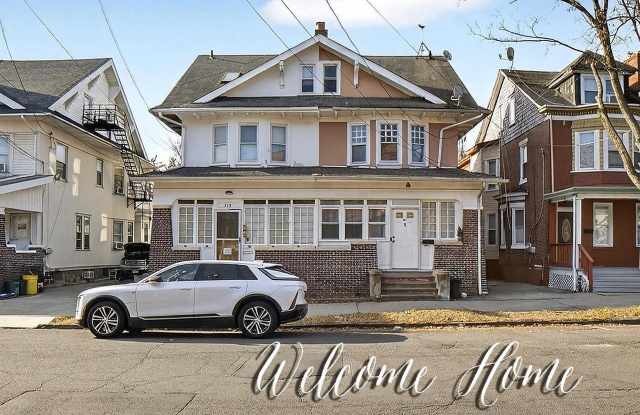 Photo of 713 MONMOUTH Street