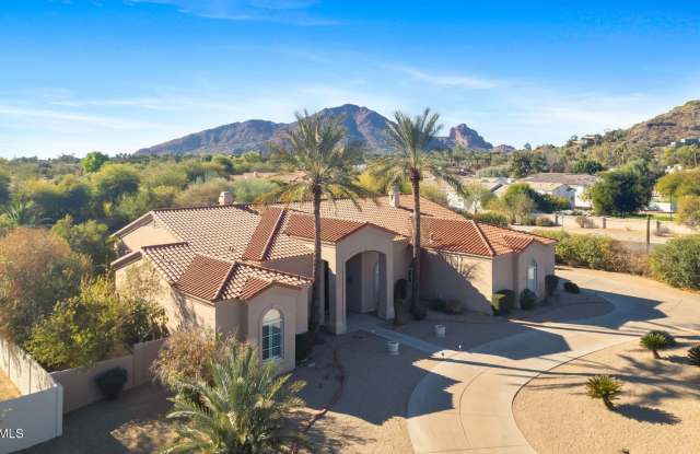 6807 E MEADOWLARK Lane