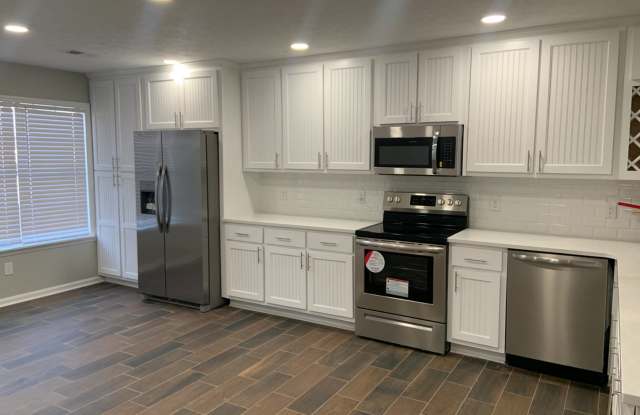 Updated 3 bedroom/2 bathroom duplex near campus!