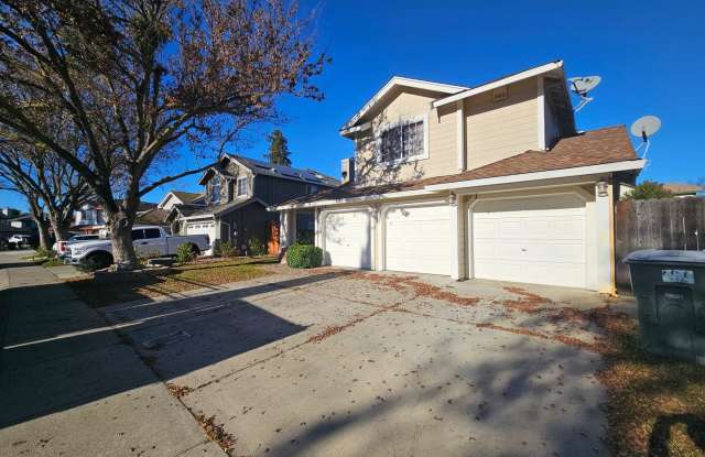 Large 4 bedroom two story in east Modesto!