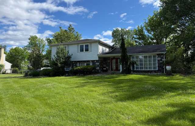 806 WARFIELD Lane