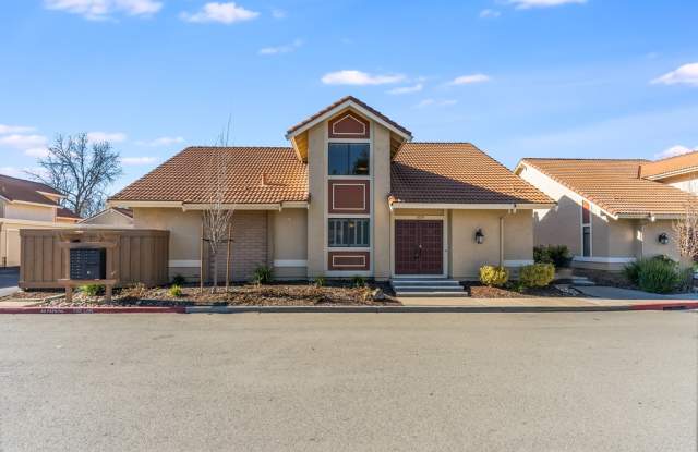 Photo of 1029 Northoak Dr