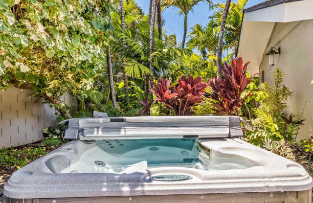 Hale Ohana: Bright Kailua Retreat w/hot tub, Lush Tropical Pool, Walk to Beach