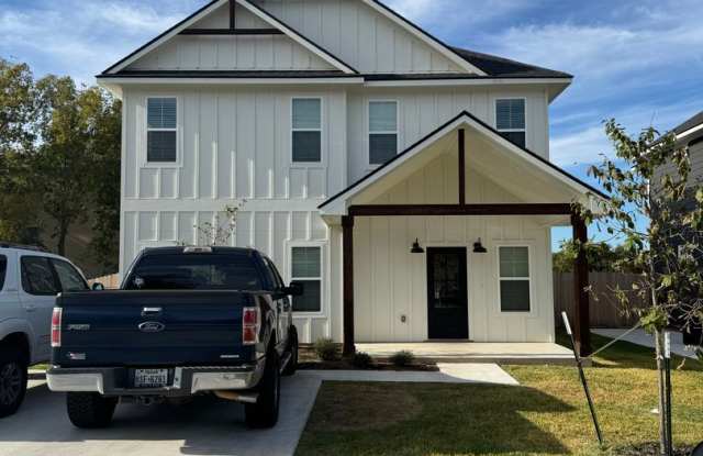 5/5.5 on Bus Route!! Modern House in Central College Station