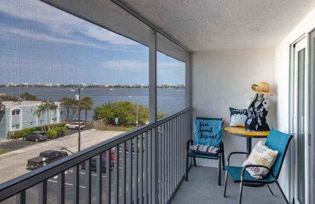 1502 S Lakeside Drive
